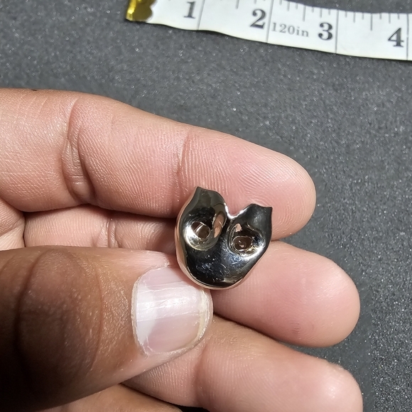 Vintage LTM 1986 RUG LTD Phantom of the Opera Mask Lapel Pin Silver Tone shows s - Picture 4 of 5